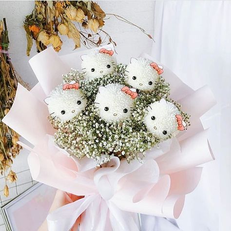 Hello Kitty bouquet for all everyday please 💐 Adorable creation from @sundayfloral.co 🌷🌹🌻 #hellokitty #hellokittybouquet #springiscoming Hello Kitty Bouquet, Animal Flower Arrangements, San Valentine, Flower Bouquet Diy, Flower Gift Ideas, Creative Flower Arrangements, Flowers Bouquet Gift, Kitty Plush, Flower Arrangements Diy