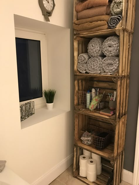 Wooden Crate Bathroom Storage, Crate Shelving Ideas, Crates In Bathroom, Wooden Crate Bathroom Ideas, Wooden Crate Shelves Bathroom, Diy Wood Crate Shelves, Diy Crate Shelves, Farmhouse Crate Decor, Diy Bathroom Shelving Ideas