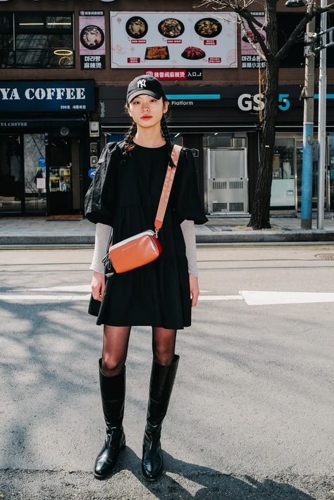 The Best Street Style at Seoul Fashion Week Fall 2022 | Vogue Seoul Fashion Week Street Style, Hybrid Fashion, Tokyo Fashion Street, Tokyo Fashion Week Street Styles, Korean Fashion Week, Korea Street Style, Japan Fashion Street, Korea Trip, Tokyo Fashion Week