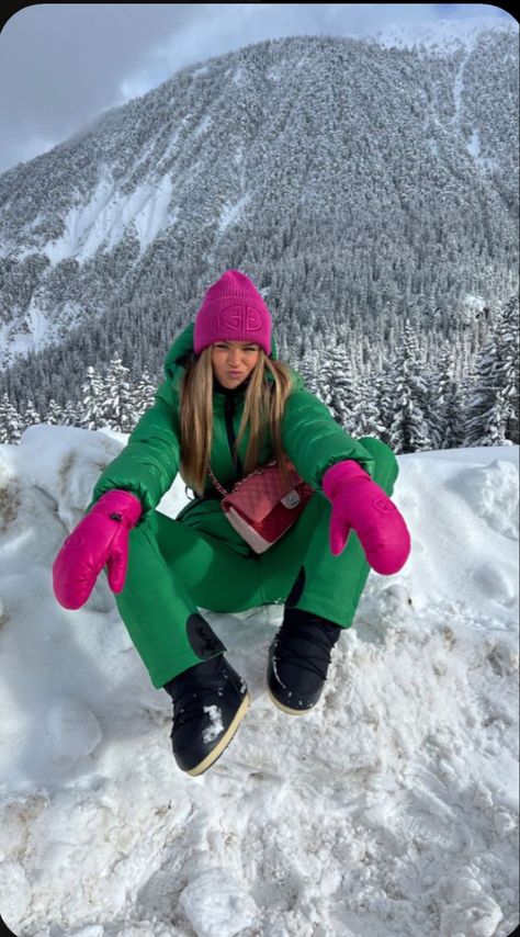 Outfit Neve, Cute Skiing Outfit, Cute Ski Outfits, Luna Hale, The Simple Wild, Addicted Calloway Sisters, Like Us Series, Mode Au Ski, Womens Ski Outfits