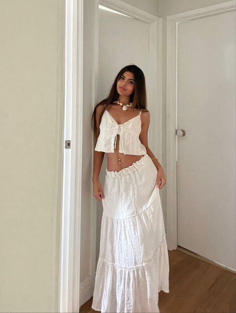 Mirror Palais Aesthetic, It Girl Style, Girl Mirror, Mirror Palais, Aesthetic Mirror, Fest Outfits, Mode Hippie, European Summer Outfits, White Maxi Skirts