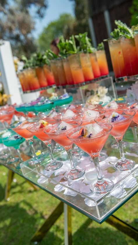 Baby Shower Cocktails & Mocktails 👶🏽🍹 | Instagram Drink Display For Party, Cocktail Station Party, Boujee Brunch, Event Cocktails, Baby Shower Drink Station, Cocktail Display, Baby Shower Cocktails, Mobile Bar Ideas, Going Out Aesthetic