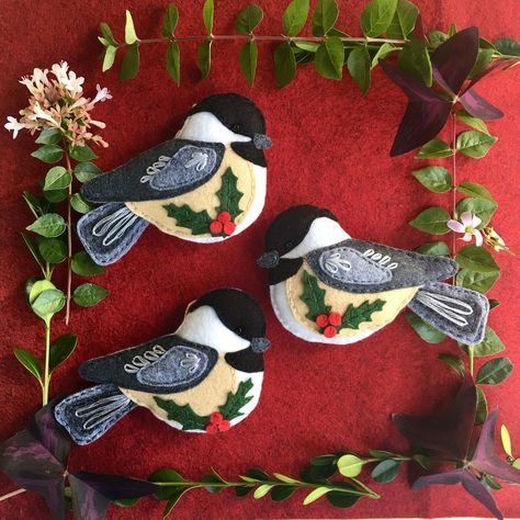 Felt Chickadee, Christmas Decor Handmade, Felt Birds Ornaments, Diy Felt Christmas Ornaments, Meaningful Christmas Gifts, Christmas Fabric Crafts, Felt Angel, Felt Crafts Christmas, Felt Christmas Decorations