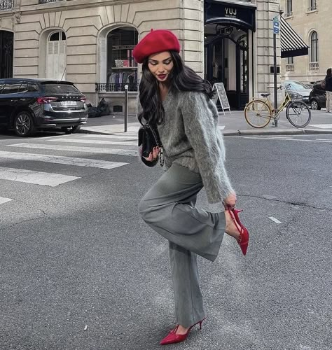 Beret Outfit Street Style, Red Beret Outfit, Red Hat Outfit, Beret Outfits, Beret Outfit, Winter Mode Outfits, Nyc Outfits, Fashion Trend Forecast, Red Outfits