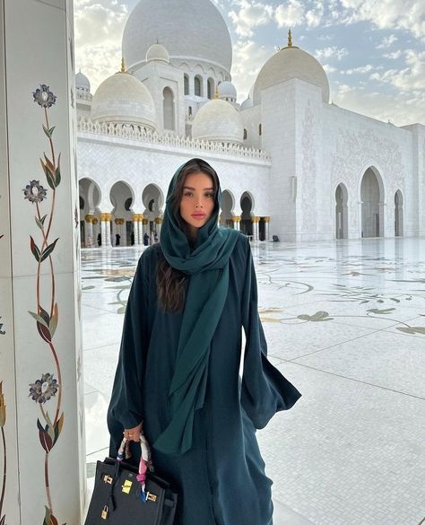 Mosque Photoshoot Ideas, Dubai Hijab Outfit, Dubai Fashion Aesthetic, Dubai Outfits Ideas Hijab, Abu Dhabi Mosque Outfit, Dubai Modest Outfits, Outfits For Dubai For Women, Dubai Hijab Style, Egypt Poses