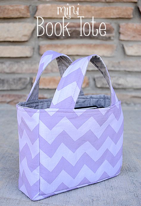 Mini Book Tote Tutorial and Free Bag Sewing Patterns Scripture Case, Tote Tutorial, Book Tote Bag, Bag Sewing, Bags And Totes, Sewing Bags, Things To Sew, Mini Book, Mini Tote Bag