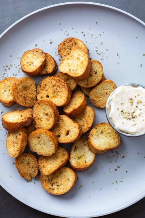 Garlic & Herb Bagel chips using Air Fryer - Chili in a pod Garlic Bagel Chips Air Fryer, Garlic Bagel Chips Recipe, Super Easy Party Food, Bagel Chips Recipe, Air Fried Garlic, Easy Party Food Recipes, Using Air Fryer, Bagel Crisps, Air Fryer Chips