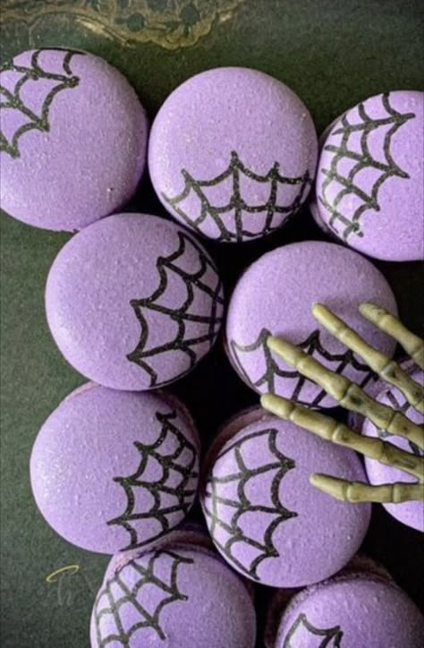 Not mine Purple Halloween Desserts, Wensday Adams Party Ideas Food, Vampire Macarons, Gothic Macarons, Halloween Macaron Ideas, Wednesday Addams Dessert, Spooky Macarons, Halloween Pastries, Halloween Macaroons