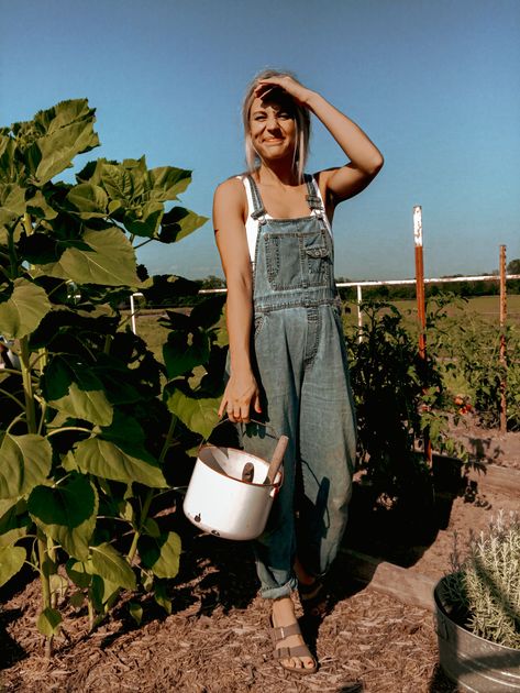 Garden outfits overalls denim farmgirl outfit farming looks Farm Outfit Ideas, Overalls Aesthetic, Farm Girl Outfits, Fii Puternic, Farm Girl Style, Farm Outfit, Farmer Outfit, Neon Prom Dresses, Farm Fashion