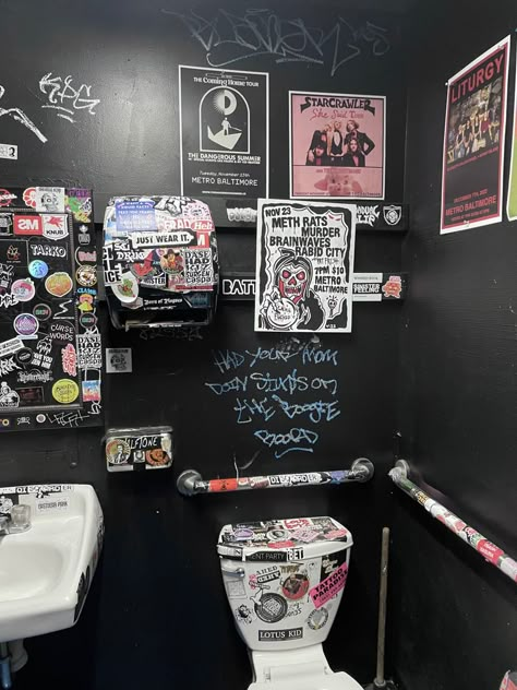 Punk Rock Home Decor, Rock And Roll Bathroom Ideas, Tattoo Shop Bathroom Decor, Punk Venue Bathroom, Cool Bar Bathrooms, Punk Rock Bathroom, Punk Bathroom Aesthetic, Dive Bar Bathroom Aesthetic, Tattoo Shop Bathroom