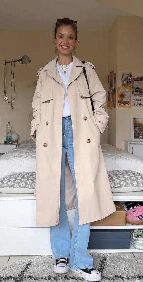 Cream Mac Outfit Trench Coats, Taupe Trench Coat Outfit, Light Beige Trench Coat Outfit, Beige Trenchcoat Outfit, Ivory Coat Outfit, Gabardine Outfit, Trenchcoat Outfits, Casual Trench Coat Outfit, Beige Trench Coat Outfit