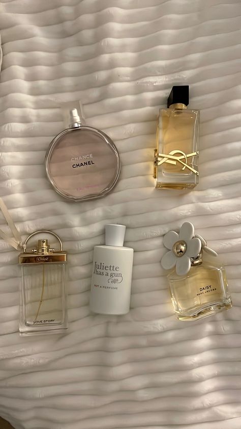 How To Organize Perfumes On Dresser, Aesthetic Expensive, Chloe Aesthetic, Profumo Victoria Secret, Koleksi Parfum, Perfume Organizer, Chloe Perfume, Perfume Chanel, Perfume Storage