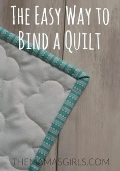 The Easy Way to Bind a Quilt - Tutorial - themamasgirls Snack Halloween, Bind A Quilt, Quilt Binding Tutorial, Diy Sy, Sewing Binding, Quilt Binding, Quilting For Beginners, Quilting Techniques, Rag Quilt