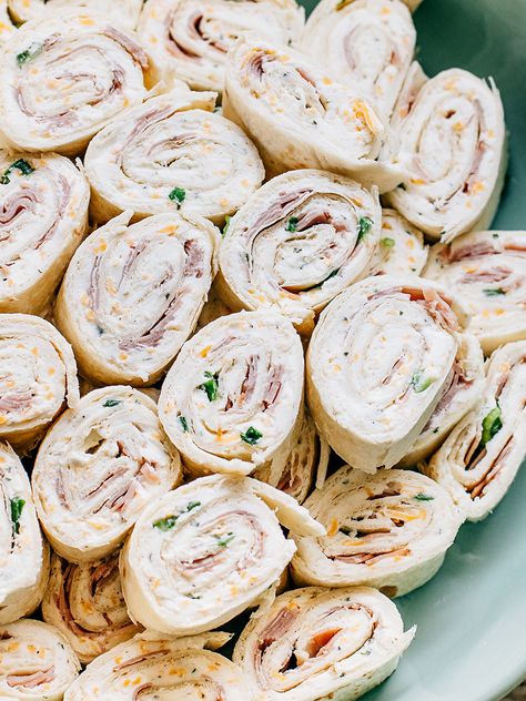 A plate of delicious ham and cheese ranch roll ups. The best game day, dinner party or birthday appetizer! Jalapeno Popper Pinwheels, Pinwheels Appetizers, Taco Pinwheels, Pin Wheels, Pinwheel Appetizers, Tortilla Rolls, Make Ahead Appetizers, Stuffed Jalapenos With Bacon, Roll Ups Tortilla