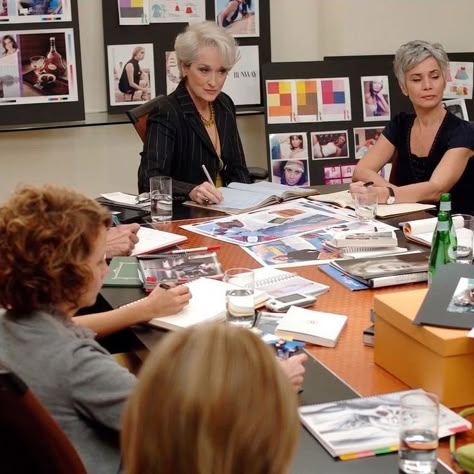 Fashion Magazine Editor Aesthetic, Tv Production Aesthetic, Miranda Priestly Aesthetic, Magazine Editor Aesthetic, The Devil Wears Prada Miranda, Fashion Business Aesthetic, Devil Wears Prada Miranda, Devils Wear Prada, Devil Wears Prada Aesthetic