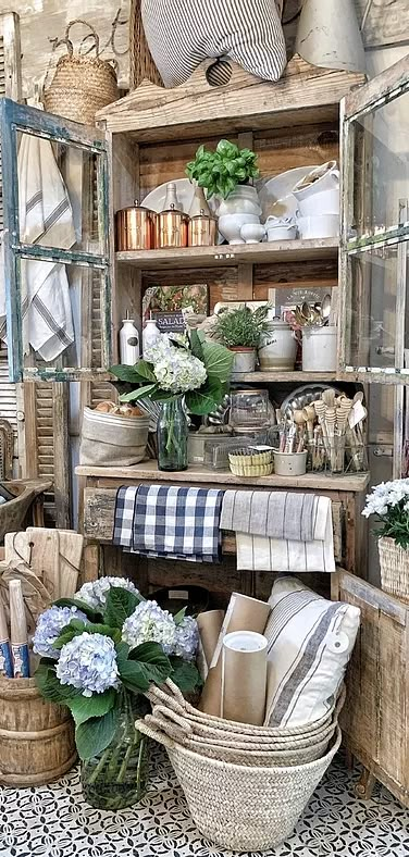 Antique Store Displays, Gift Shop Interiors, Gift Shop Displays, Vintage Booth Display, Antique Booth Displays, Antique Booth Ideas, Vintage Booth, Booth Display Ideas, Booth Inspiration