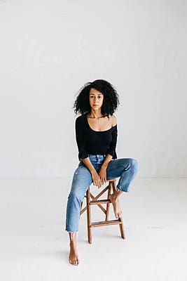 Stool Photography, Stool Poses, Grad Shoot, Headshots Women, Headshot Poses, Brand Photography Inspiration, Studio Poses, Studio Photography Poses, Grad Photoshoot