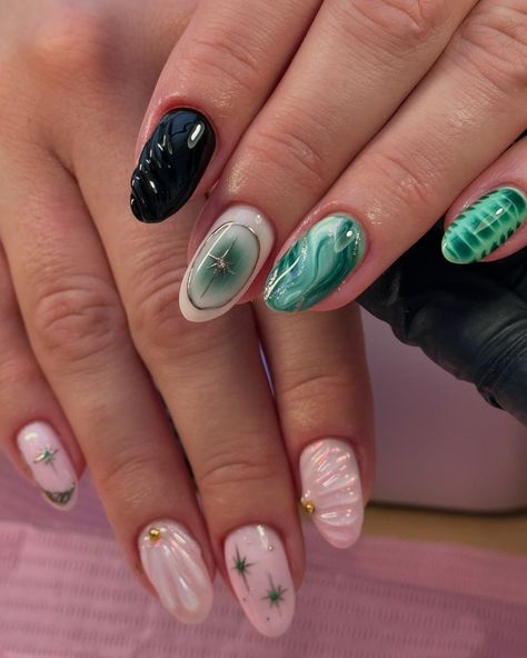 Elphaba Nail Designs, Nails For Ireland Trip, Glinda Nail, Glinda The Good Witch Nails, Glinda Inspired Nails, Wicked Glinda Nails, Wicked Nails Designs, Green Themed Nails, Wicked Nail Art