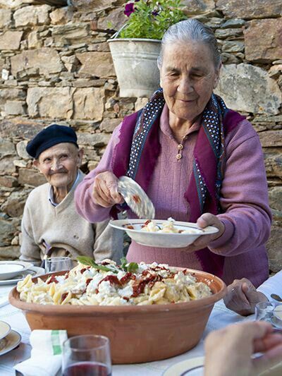 It is all in his eyes Family Cooking Together, Pasta With Ricotta, Pasta Italy, Pasta Party, Italian Family, Family Lunch, Ricotta Pasta, Making Food, Italian Life