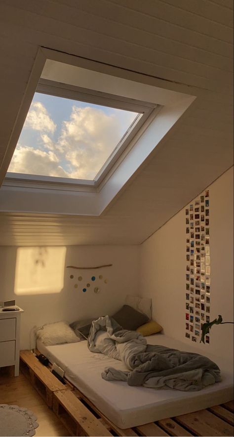 Room Inspo Tilted Roof, Room Loft Ideas, Dream Rooms For Adults, Attic Room Aesthetic, Aesthetic Attic Bedroom, Bedroom Ideas Attic, Attic Aesthetic, Cozy Loft Bedroom, Roof Room