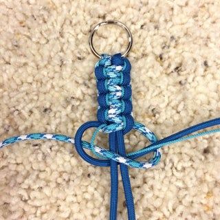 Picture of Paracord Key Instructions - Step 4 Paracord Keychain Diy, Parachute Cord Crafts, Paracord Projects Diy, Paracord Bracelet Tutorial, Paracord Braids, Cords Crafts, Paracord Bracelet Diy, Paracord Dog Collars, Paracord Diy