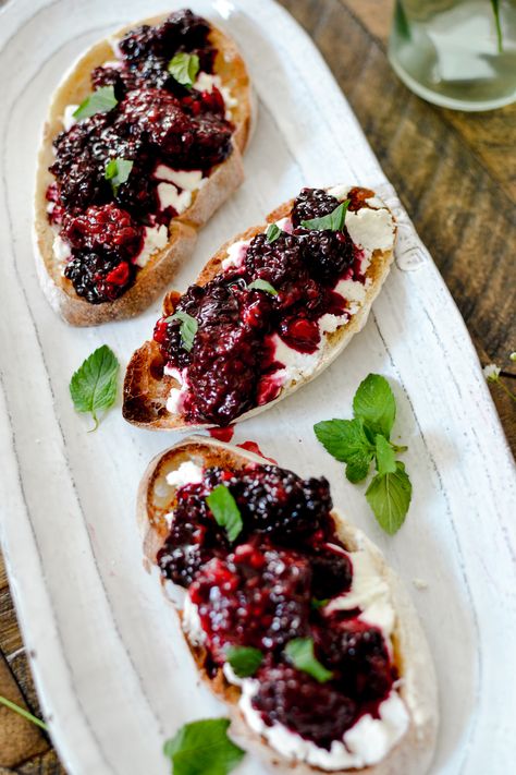 Goat Cheese Roll Ups, Easy Hors D’oeuvres For A Crowd, Hors Doeuvres Easy, Blackberry Goat Cheese, Catering Food Ideas, Hors Devours Appetizers, Salt Fat Acid Heat, Cheese Crostini, Goat Cheese Crostini