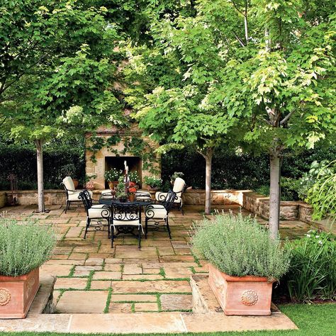 Classic Courtyards Pool Backyard, Courtyard Gardens Design, Chairs And Tables, Ideas Backyard, Garden Oasis, Courtyard Garden, Porch Patio, Backyard Oasis, Diy Backyard