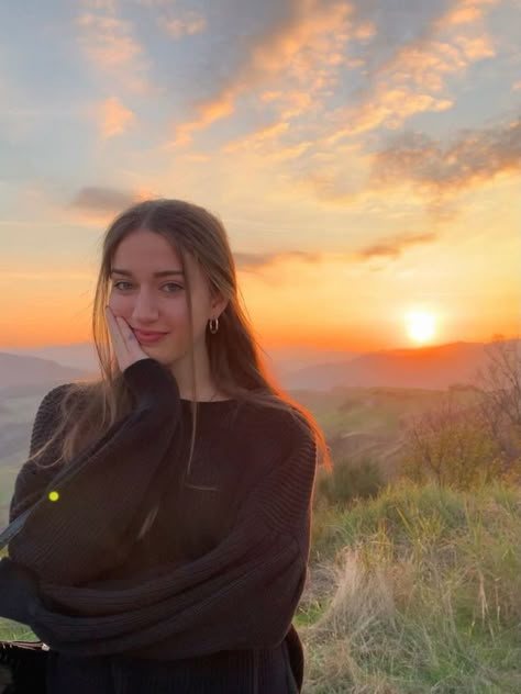 Photography Poses In Nature Women, Insta Sunset Pics, Photography In Nature Portrait, Sunset Photos Poses, Sunset Photography Poses, Sunset Selfie Ideas, Sunset Posing Ideas, Girl Picturing Sunset, Poses For Pictures Instagram In Nature