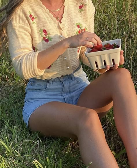 Picnic Nature, Strawberry Picnic, Classy Fashion Style, Elegance Dress, Luxury Photography, Classy Fashion, Looks Chic, Cardigan Fashion, Fashion Mistakes