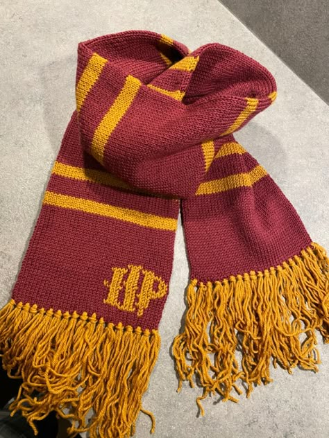 Gryffindor Scarf Knit Pattern, Harry Potter Scarf Pattern Crochet, Gryffindor Scarf Crochet, Harry Potter Crochet Scarf, Aesthetic Muffler, Hermione And Ginny, Scarf Harry Potter, Amigurumi Harry Potter, Christmas At Hogwarts