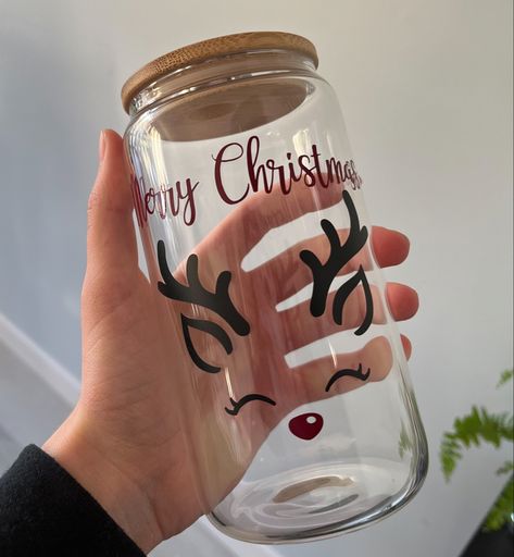 Christmas beer can styled glass with reindeer Beer Can Glasses Designs, Christmas Beer Can Cup, Christmas Glass Cups, Decorate Glass Jars, Reindeer Cups, Glass Tumbler Design, Cricut Christmas Ideas, Christmas Beer, Christmas Cups