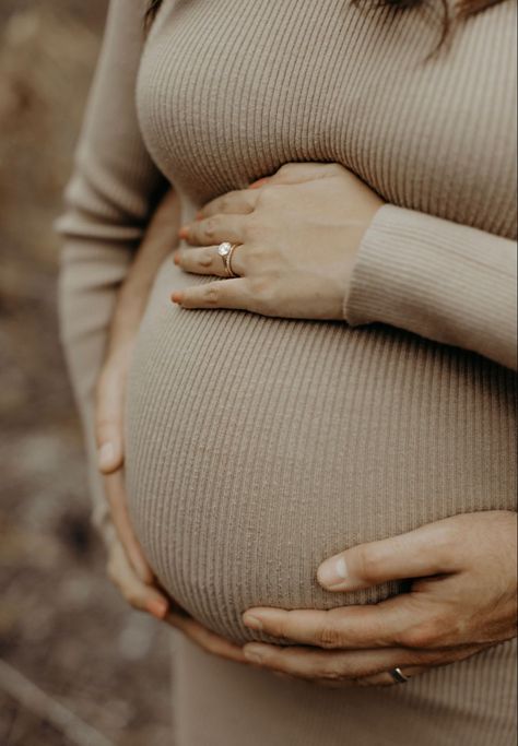 Fall maternity photoshoot + maternity dress outfit ideas. Posing Maternity Photos, Fall Family Maternity Photos, Autumn Maternity Photoshoot, Second Baby Maternity Photos, Pregnancy Photos Autumn, Outdoor Maternity Photos Fall, Autumn Pregnancy Photoshoot, Autumn Maternity Shoot, Winter Pregnancy Photoshoot