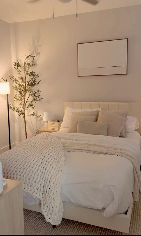 Small Bedroom Ideas Beige, Minimalist Bedroom Women, Cozy And Clean Bedroom, White And Cream Room, Bedroom Ideas White And Beige, Beige White Bedroom Ideas, White And Beige Room Aesthetic, White Cozy Bed, Neutral Spare Bedroom