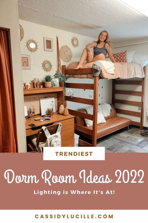 Dorm lighting is so important! Lighting has the ability to add dimension, change the mood, and even make your dorm room feel larger. Dorm Room Esthetics, Dorm Room Necessities, College Bedroom Decor, Dorm Room Layouts, College Vibes, College Dorm Room Inspiration, College Necessities, Dream Dorm Room, Boho Dorm Room