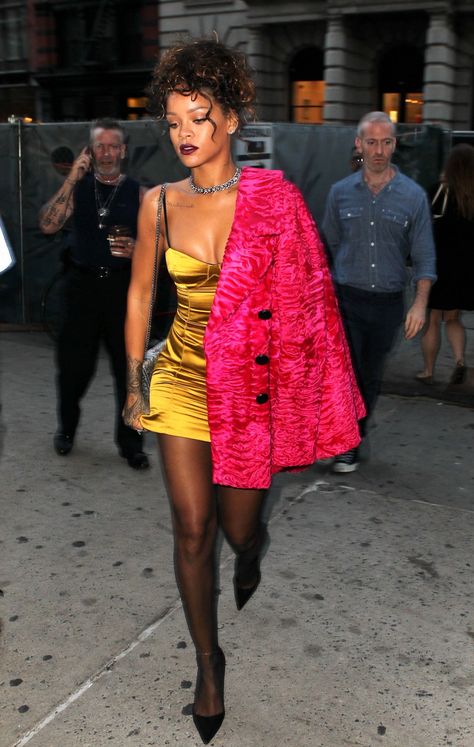 Rihanna Street Style Summer, Sangria Outfit, Rihanna Outfits Casual, Album Release Party Outfit, Rihanna Iconic Looks, Rihanna Style Casual, Vintage Celebrities, Stile Kylie Jenner, Rihanna Street Style