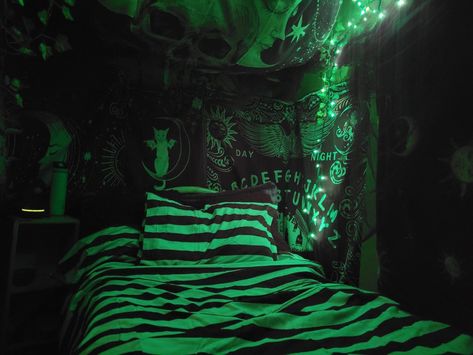 Emo Bed Rooms Ideas, Creepy Bedroom, Emo Room Ideas, Scene Kid Room, Green And Black Bedroom, Goth Room Ideas, Emo Bedroom, Goth Bedroom Ideas, Emo Room