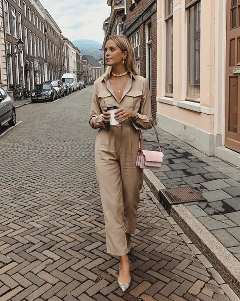 Beige Jumpsuit Outfit, Overall Jumpsuit Outfit, Fall Jumpsuit Outfit, Jumpsuit Outfit Casual, Beige Jumpsuit, Stile Casual Chic, Jumpsuit Outfits, Two Piece Jumpsuit, Boiler Suit