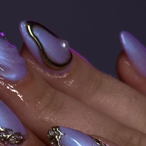 Ursula Inspired Nails, Ursula Makeup Look, Ursula Nails, Vanessa Nails, Almond Tips, Ursula Makeup, Little Mermaid Makeup, Iridescent Mermaid, Nail Short