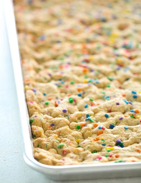 Sheet Pan Funfetti Cookie Bars - Six Sisters' Stuff | Perfect for kid's birthday party (or just because). Sheet Pan Blondies Recipe, Funfetti Cookie Bars, Sheet Pan Cookies, Sheet Pan Desserts, Pan Desserts, Dessert Birthday, Funfetti Cookies, Pan Cookies, Six Sisters Stuff