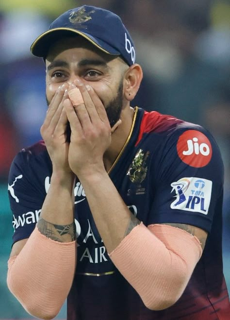 Virat Kohli Smile Pic, Virat Kohli Smile, Virat Kohli Pfp, Virat Kohli Funny, Mahi Virat, I Love Cricket Images, Namma Bengaluru, Virat Kohli Portrait, Tvd Men