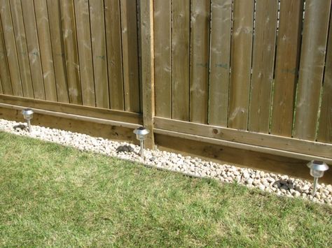 How-to rock border along the fence Yard Edging, Landscaping Along Fence, Rock Border, Landscape Edging, Back Yard Ideas, Fence Landscaping, Outside Ideas, Backyard Fences, Backyard Makeover