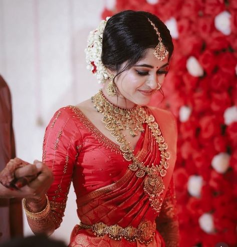 Red Saree Wedding, Kerala Wedding Saree, South Indian Wedding Hairstyles, South Indian Wedding Saree, South Indian Bride Saree, Indian Bride Poses, South Indian Bridal Jewellery, Red Sari, Kerala Bride