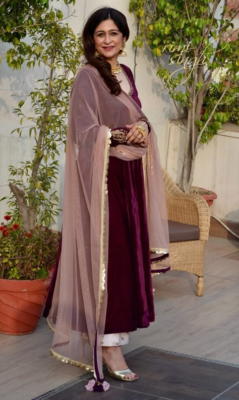 Wine Colour Dress Indian, Violet Kurti Combination, Purple Dupatta Combination, Wine Colour Suit For Women, Wine Colour Combination Dress, Wine Colour Combination, Wine Velvet Suit, Velvet Suits Women Indian, Winter Dresss