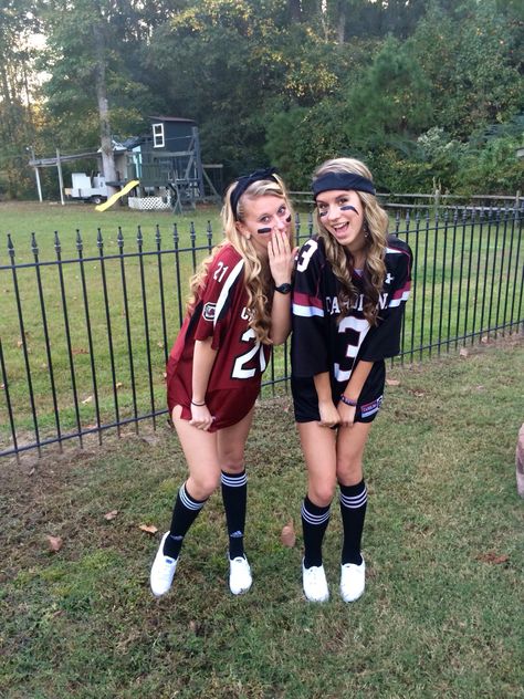 Cute Halloween costume! Black spandex shorts, any type of jersey, athletic socks, and Keds. Sport Day Outfit, Athlete Costume, Football Halloween Costume, Carnaval Outfit, Meme Costume, Spirit Week Outfits, Cute Group Halloween Costumes, Halloween Costumes For Teens Girls, Bff Halloween Costumes