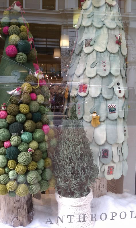 You've got to love Anthro's yarn ball and mitten Christmas trees! Yarn Window Display, Anthro Window Display, Yarn Store Display Ideas, Christmas Shop Displays, Yarn Display, Ball Christmas Tree, Window Display Retail, Balls Of Yarn, Christmas Window Display