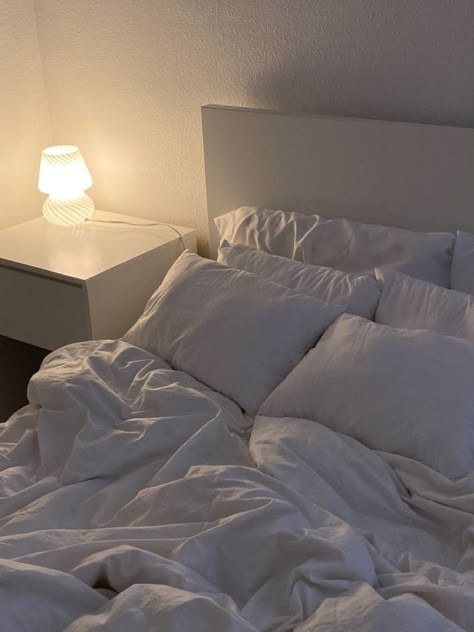 Small Bedroom White Aesthetic, Simple White Room Aesthetic, Simple Minimalist Bedroom Aesthetic, Basic White Room Ideas, Comfy Simple Bedroom, Minimalist Bedroom Cozy Comfy, Aesthetic Bedding White, Comfy White Bedroom, Light Grey And White Bedroom Ideas