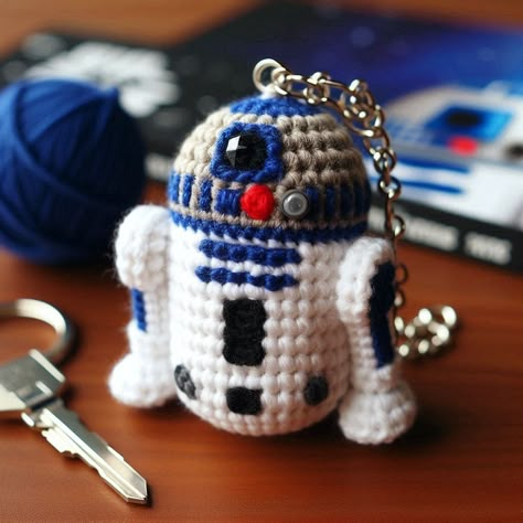 Star Wars Gift Basket, Knitting Business, Boyfriend Gift Basket, Star Wars Diy, Keychain Pattern, Crochet Design Pattern, R2 D2, Diy Crochet Projects, Crochet Christmas