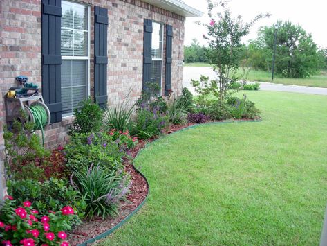 Ranch House Landscaping, Diy Flower Bed Ideas, Garden Ideas In Front Of House, Diy Flower Bed, Front Landscaping Ideas, Low Maintenance Landscaping Ideas, Home Landscape Design, Small Front Yards, Landscaping Backyard Ideas