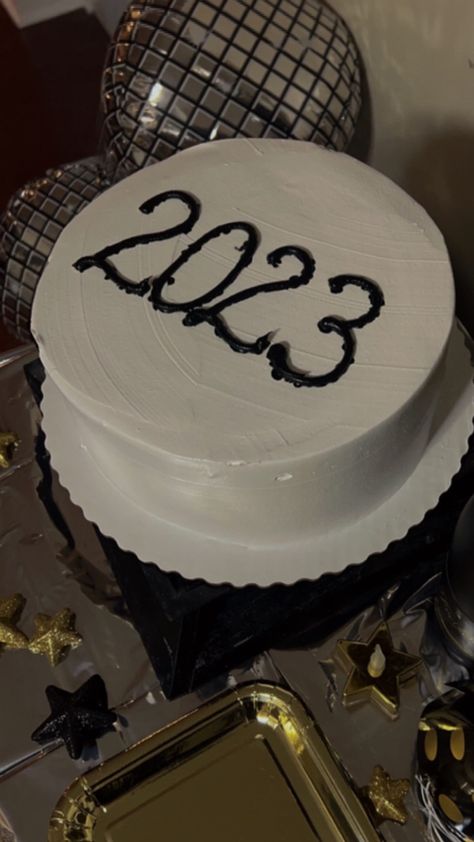 simple cake | round cake | new years eve | new years | 2023 | aesthetic | New Year Cake Aesthetic, New Years Eve Cake Ideas Simple, New Years Cake Ideas 2024, New Year Cake 2025, New Years Eve Cake Ideas, New Years Cake Decorating, New Year’s Eve Cake, Happy New Year Cake Design, New Year Eve Cake