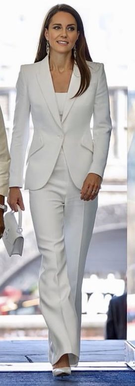 Katherine Princess Duchess Kate, White Blazer Outfits, Kate Middleton Style Outfits, White Blazers, Princesse Kate Middleton, Off White Blazer, Kate Princess, Princess Katherine, Kate Middleton Outfits